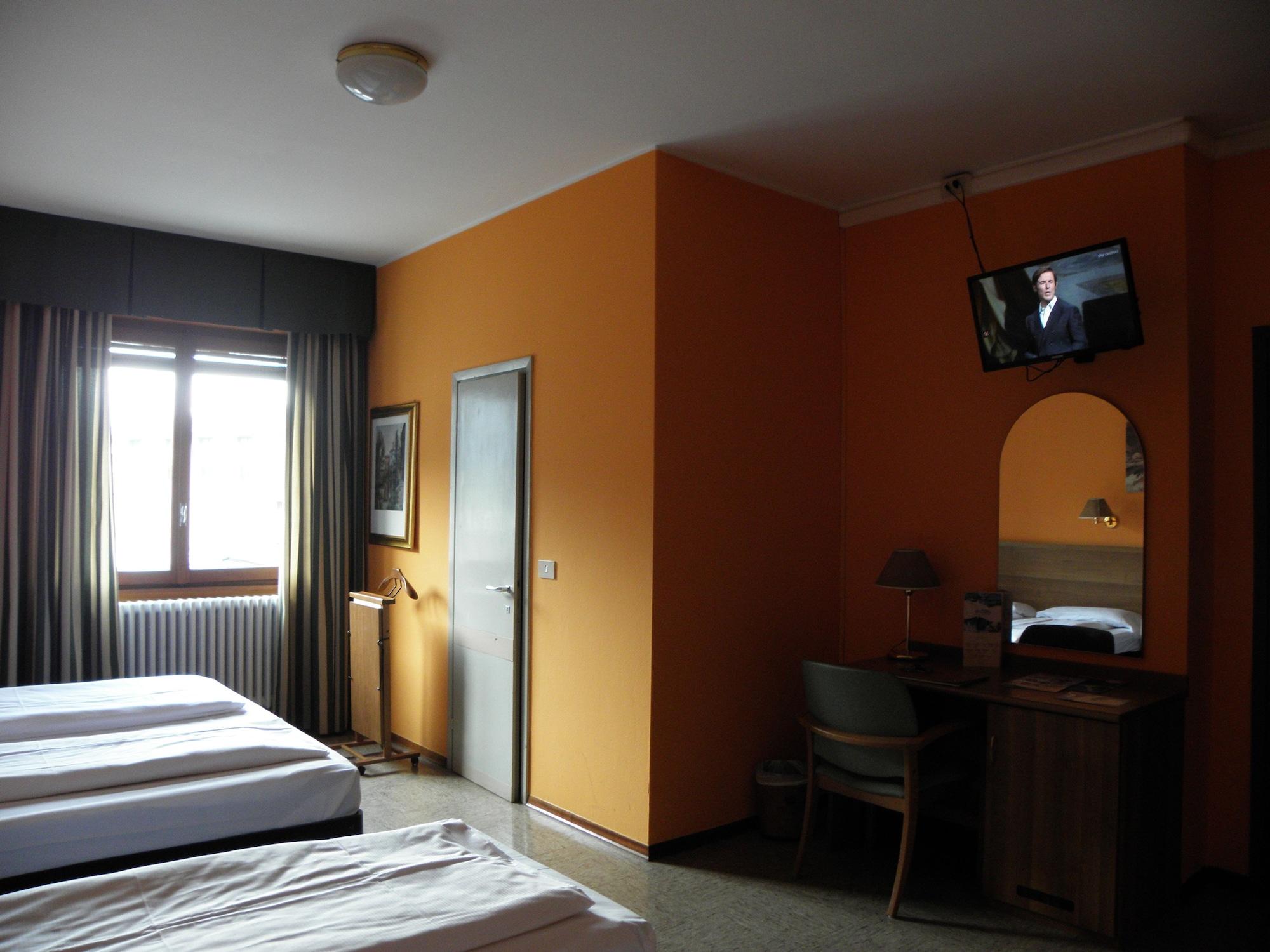 Hotel Corona Тирано Экстерьер фото