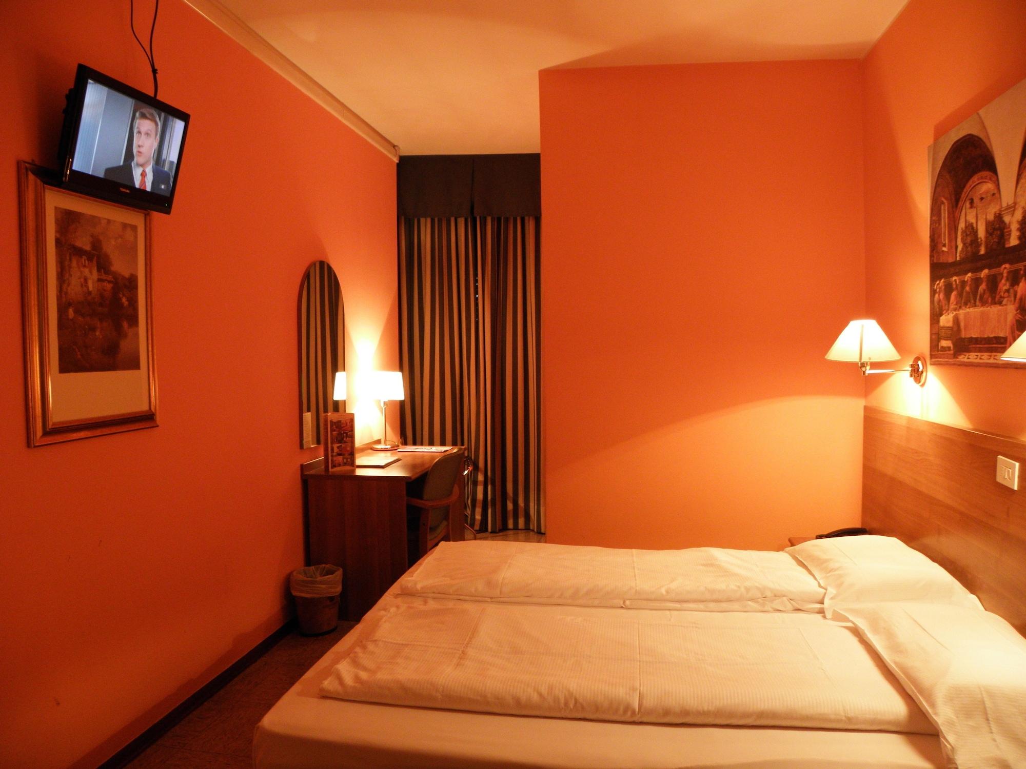 Hotel Corona Тирано Экстерьер фото