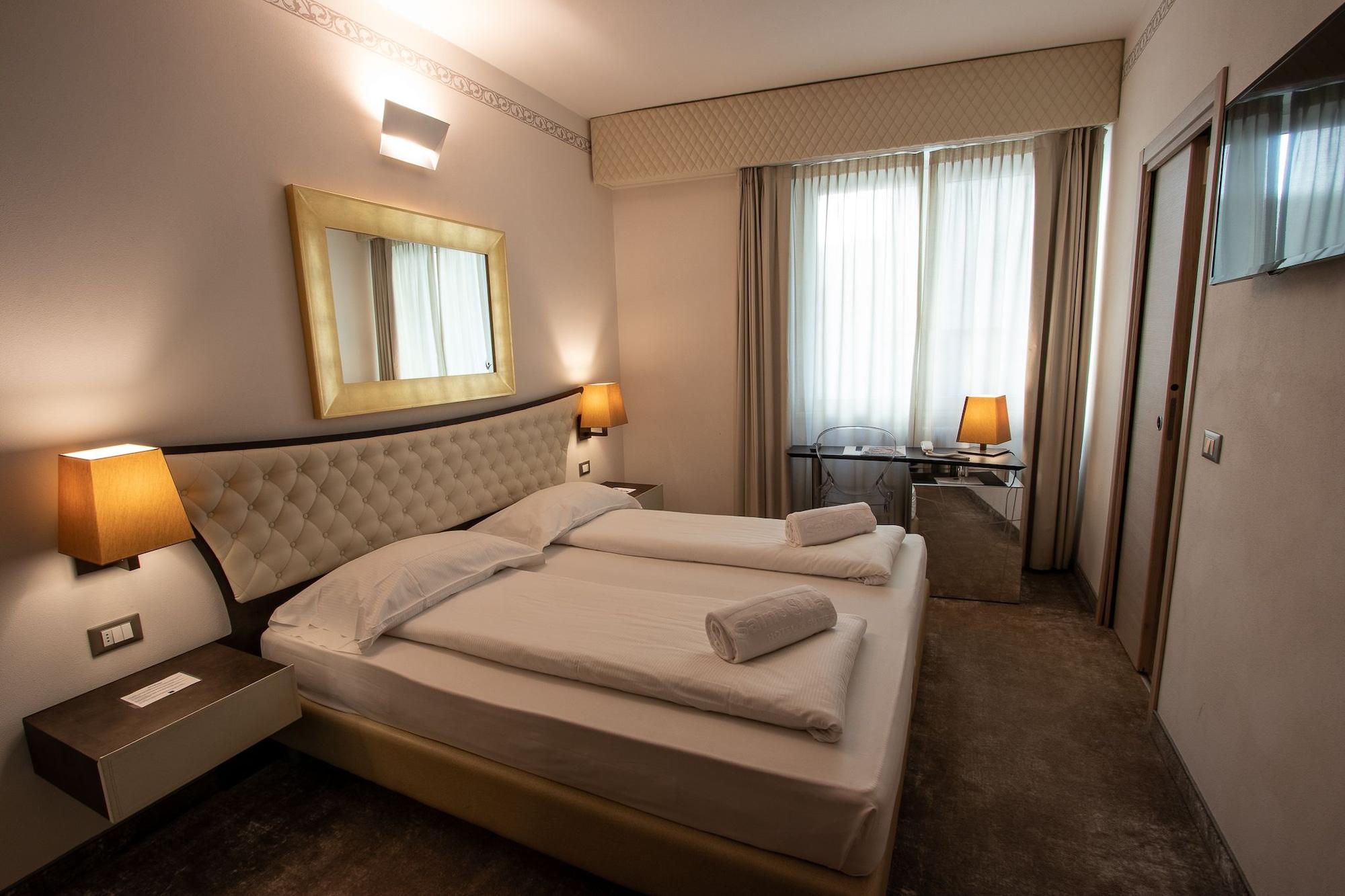 Hotel Corona Тирано Экстерьер фото