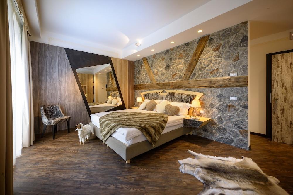 Hotel Corona Тирано Экстерьер фото