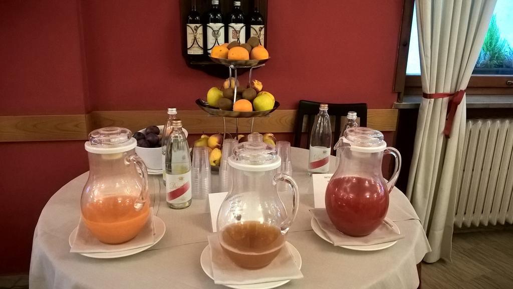 Hotel Corona Тирано Экстерьер фото