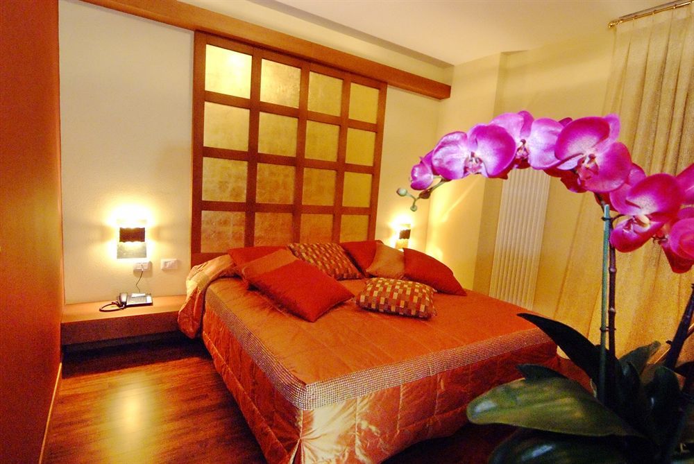 Hotel Corona Тирано Экстерьер фото