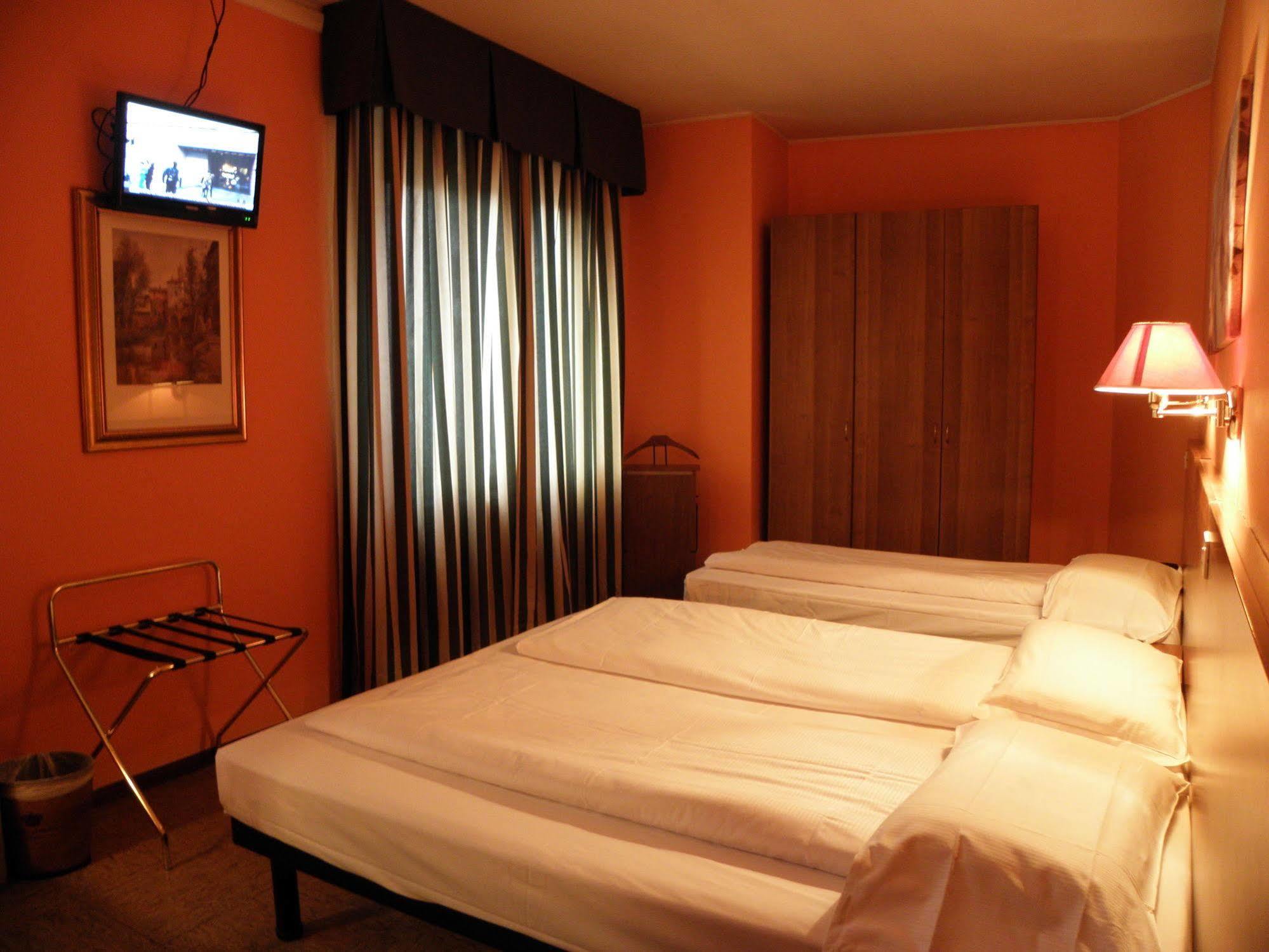 Hotel Corona Тирано Экстерьер фото