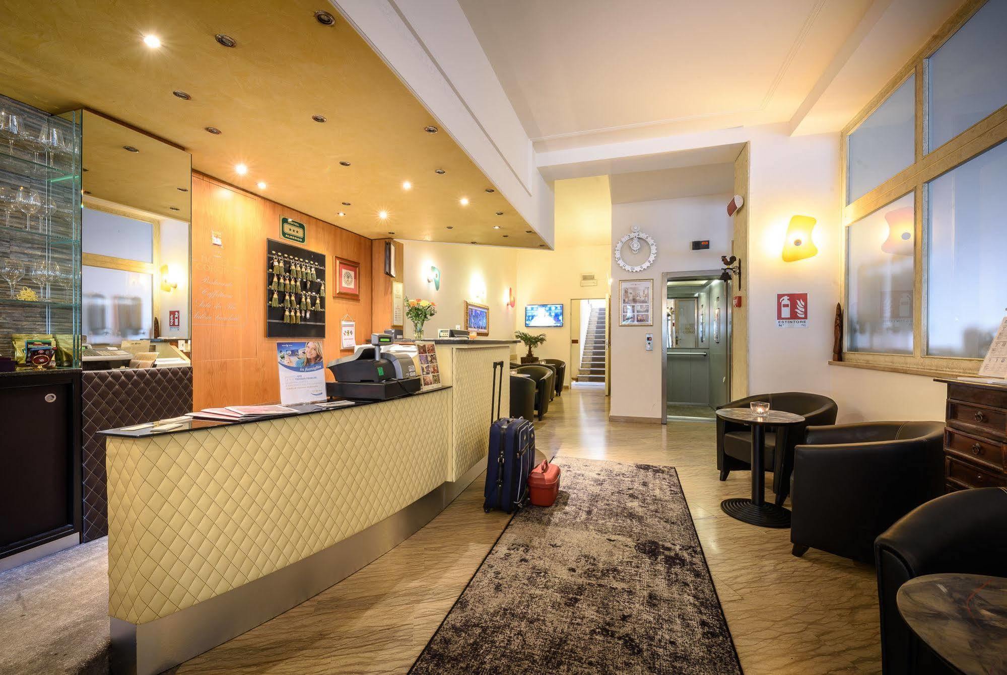 Hotel Corona Тирано Экстерьер фото