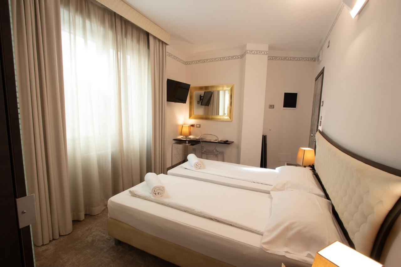 Hotel Corona Тирано Экстерьер фото