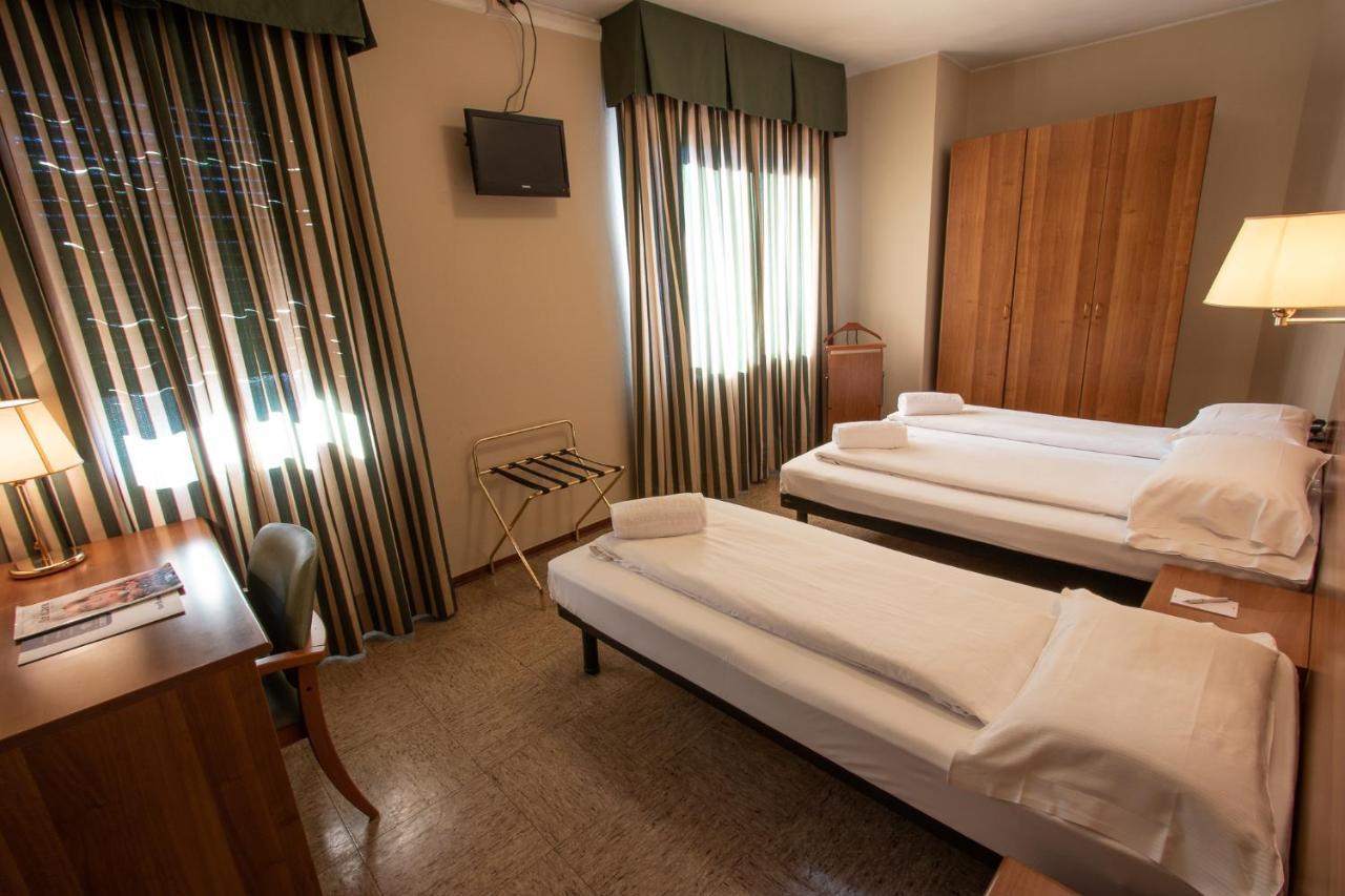 Hotel Corona Тирано Экстерьер фото