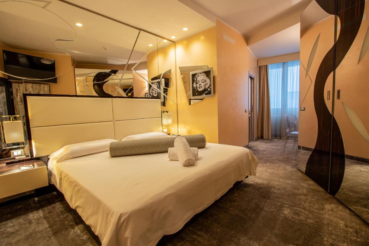 Hotel Corona Тирано Экстерьер фото